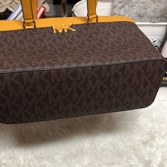 *SOLD*Michael Kors Florence Signature Luggage Large Tote**SOLD** - Picture 3 of 7